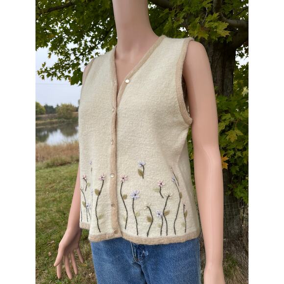 Vintage Sag Harbor Floral Embroidered Sweater Vest - Picture 3 of 5